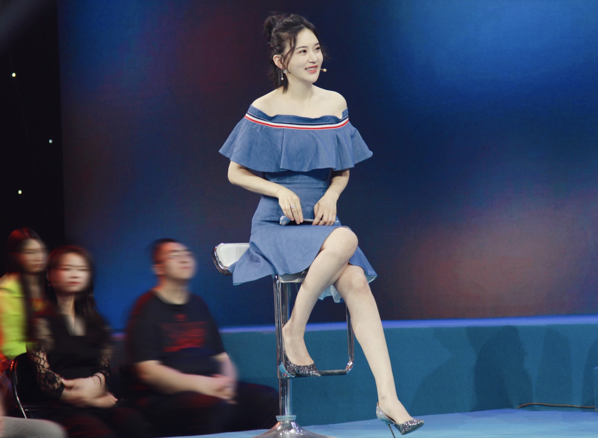 王子子嘉宾主持《佳片有约》 知性优雅显魅力