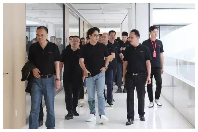 鱼跃集团董事长吴光明先生,鱼跃医疗ceo吴群先生携鱼跃医疗研发系统