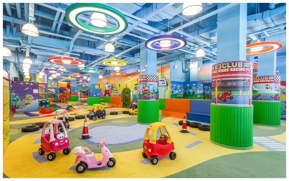 你说"这个小玩具真好玩,我儿子很喜欢,你就送给我儿子呗"或者在游乐园