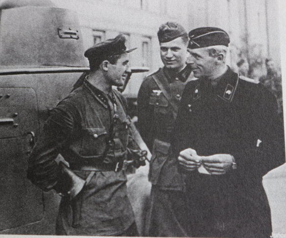 闪击波兰的除了德国还有苏联苏德两军在波兰会师相处友好