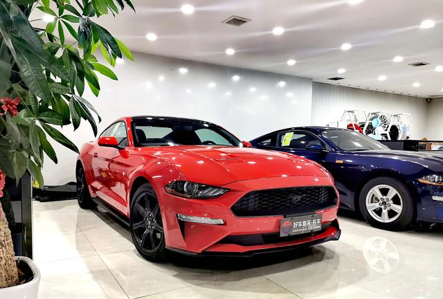 福特野马跑车到店,"红 黑"配色亮眼,才20多万