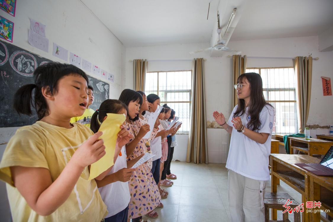 大学生下乡支教 丰富乡村孩子暑期生活