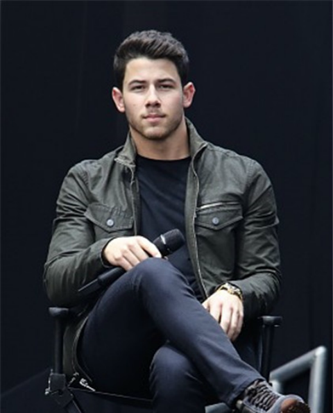 尼克,乔纳斯出席活动,坐高凳花式翘二郎腿悠闲讲话