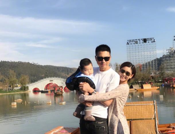 李小萌晒一家三口照32岁的她就像个小姑娘超级幸福