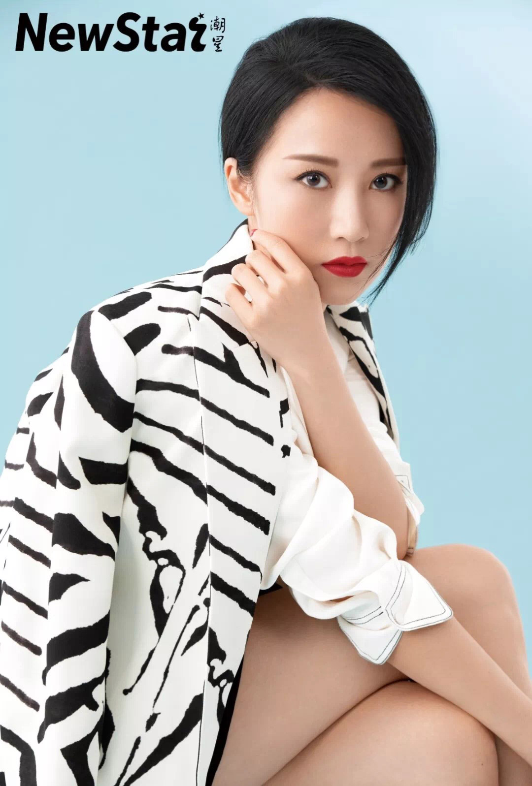 李念曝初春时尚写真 造型百变魅力独特