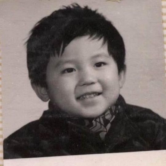 七大"萌娃"童年照聚齐,邓超你是认真的吗】照片中的王祖蓝正在上小学