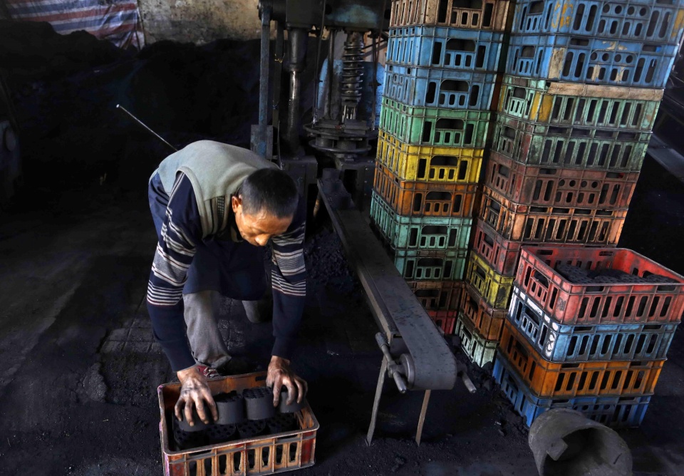 未曾回家一次,半年工资却仅够孩子的学费|蜂窝煤|煤球|宿舍_新浪新闻