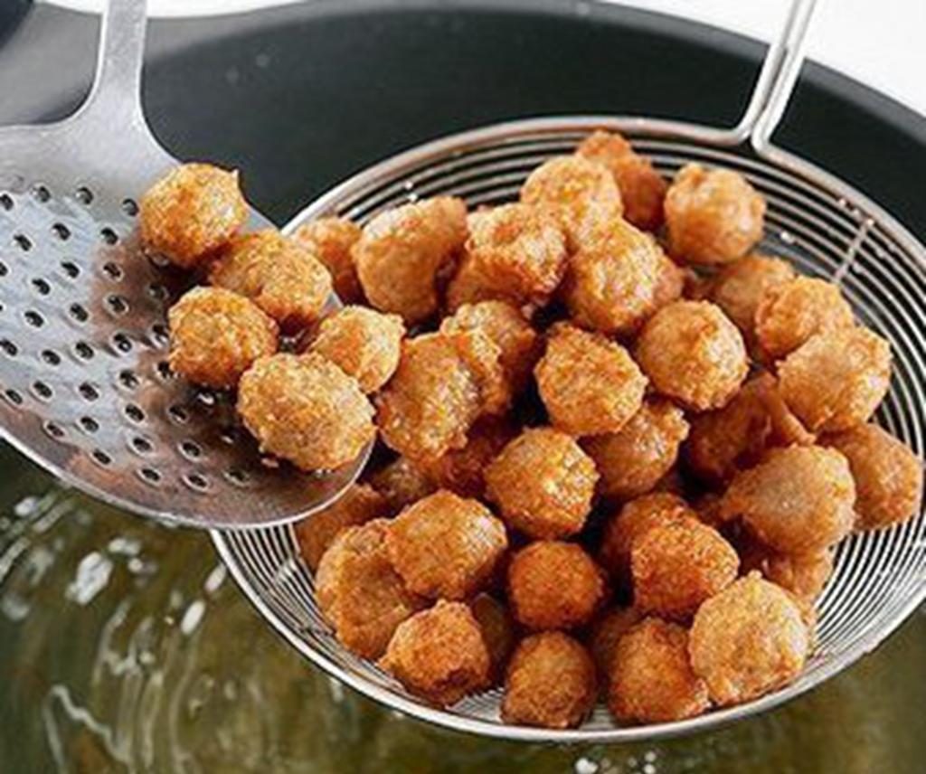 厨师:炸肉丸时,别只会放面粉,这2种配料缺一不可,香到流口水