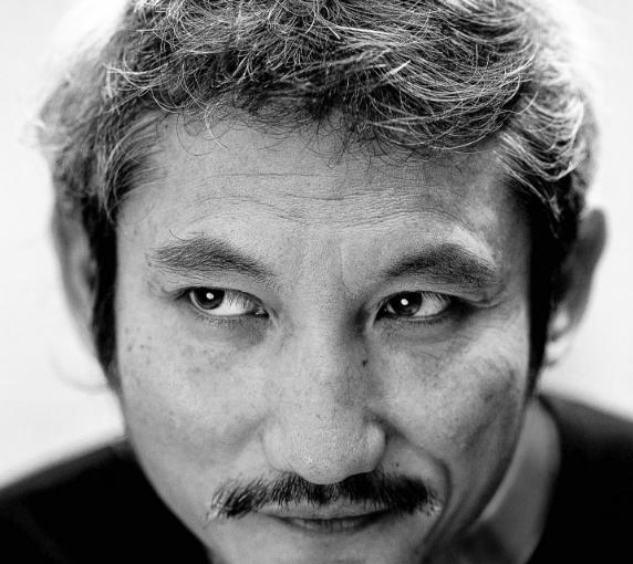 大导演徐克深夜与女友相会两人相差33岁