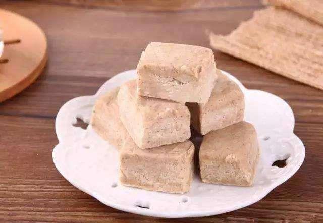 黄冈特产"武穴酥糖",虽然是饴糖熬成的,但松脆爽口,甜而不腻