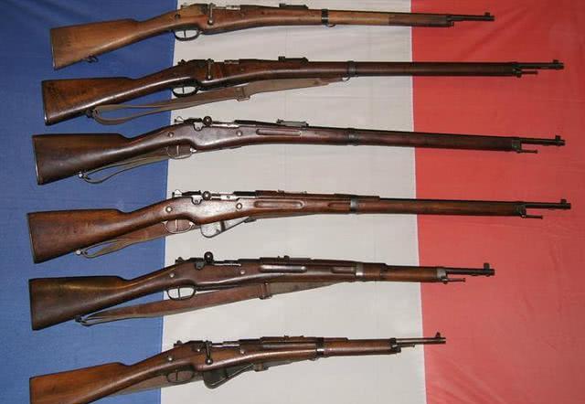 包括一名中士班长和一名下士副班长,他们的步枪是贝蒂埃1907
步枪