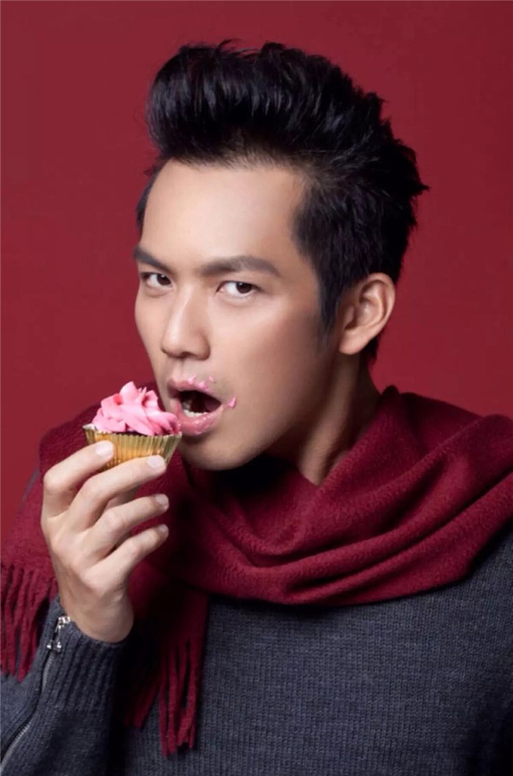 透过荧屏我都能感受到钟汉良,眼睛里的一股火一股热情,我相信惊鸿一瞥