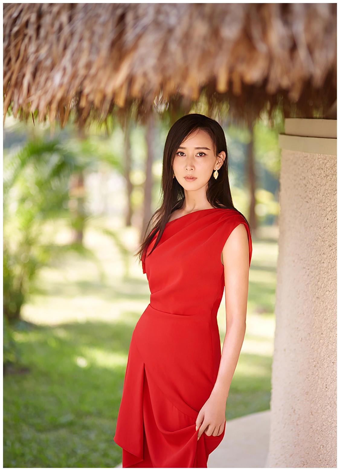 她是史上第一位中国籍艺人拿汀,穿黑色v领连体裤,美得霸气性感