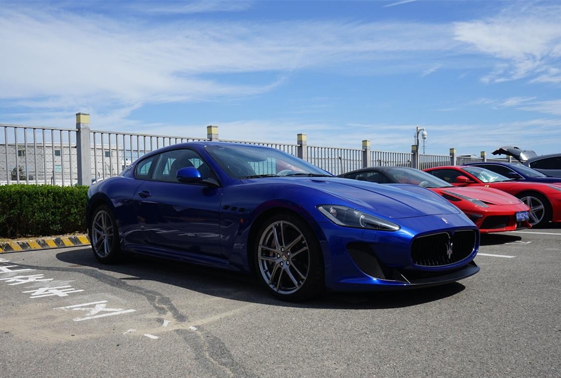 2012款玛莎拉蒂gtmc实拍这是一台鹤立鸡群的玛莎拉蒂gt跑车