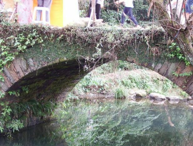 曹公桥位于婺源汪口村内,是一块用石块砌成的石拱桥,值得一去