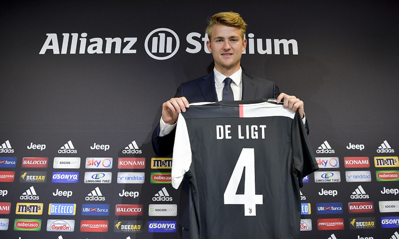 德里赫特亮相尤文发布会 收获4号战袍