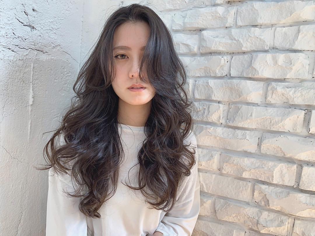 2019年长发流行这样烫小脸显瘦更修颜