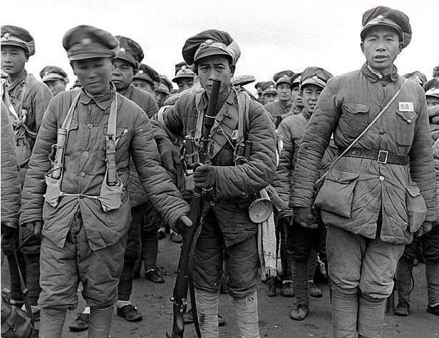 罕见战时老照片:渡江战役留影 图3为解放军战士行走在南京街头