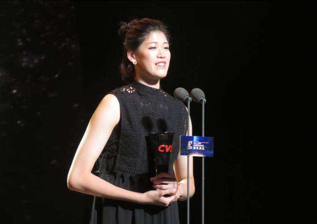 女排19岁新王李盈莹礼服照,高贵典雅,一张高级脸为自己增色不少