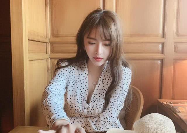 这次的事情是这样的,前斗鱼一姐顾北宁在直播的时候爆料了白菜mm和榜