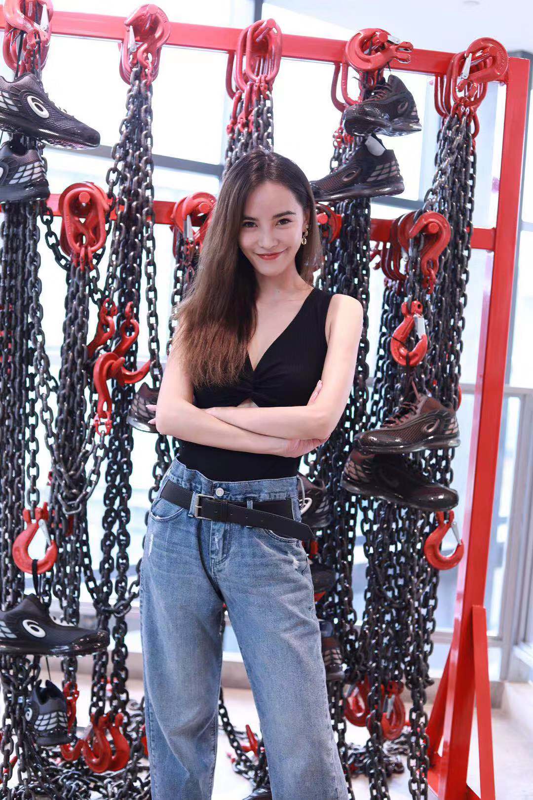 李方丁亮相asics品牌活动率真纯粹释放开心能量