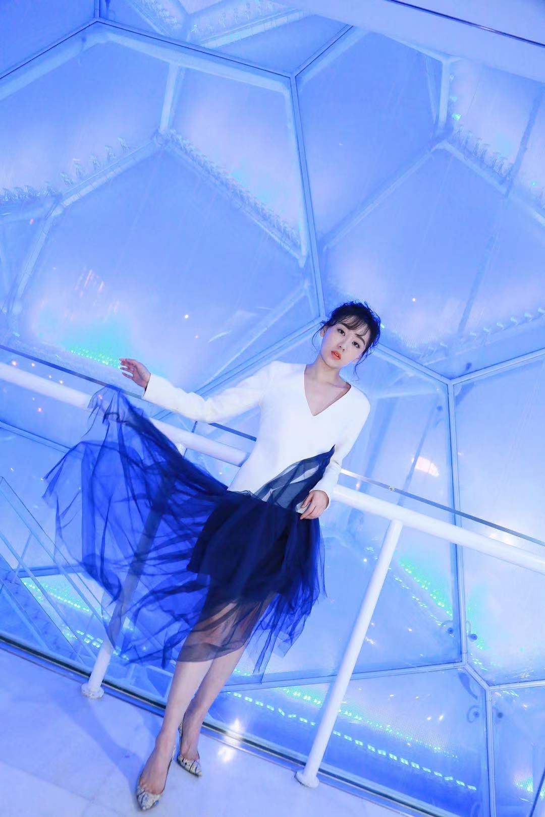 夏恩受邀中国国际时装周 轻纱长裙难掩俏皮