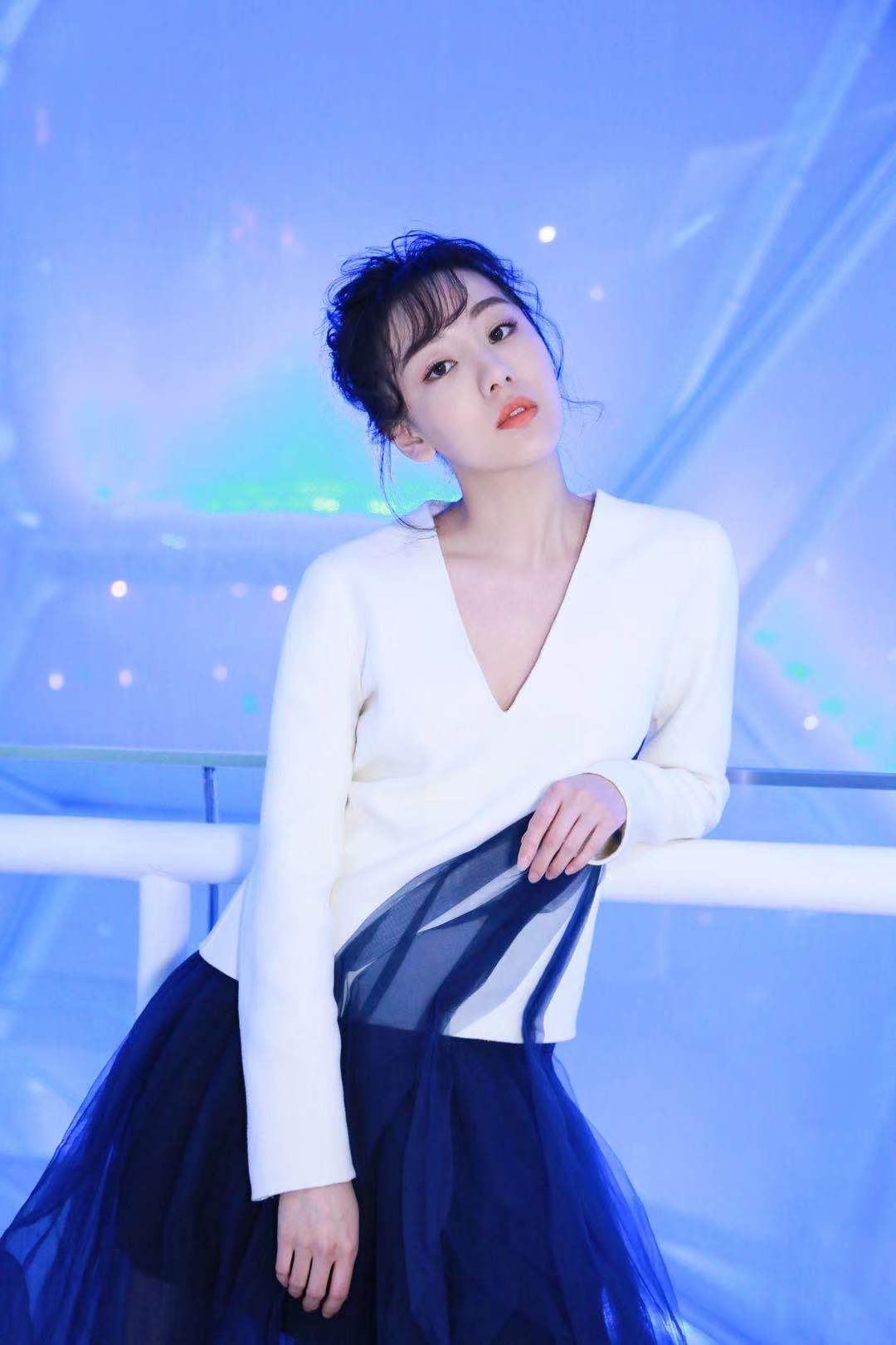 夏恩受邀中国国际时装周 轻纱长裙难掩俏皮