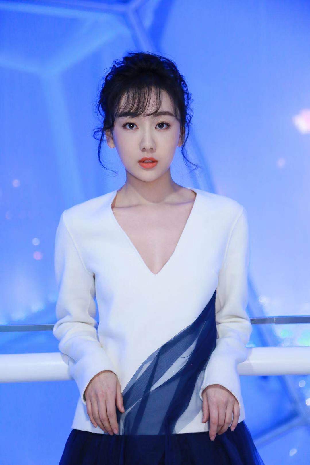 夏恩受邀中国国际时装周轻纱长裙难掩俏皮