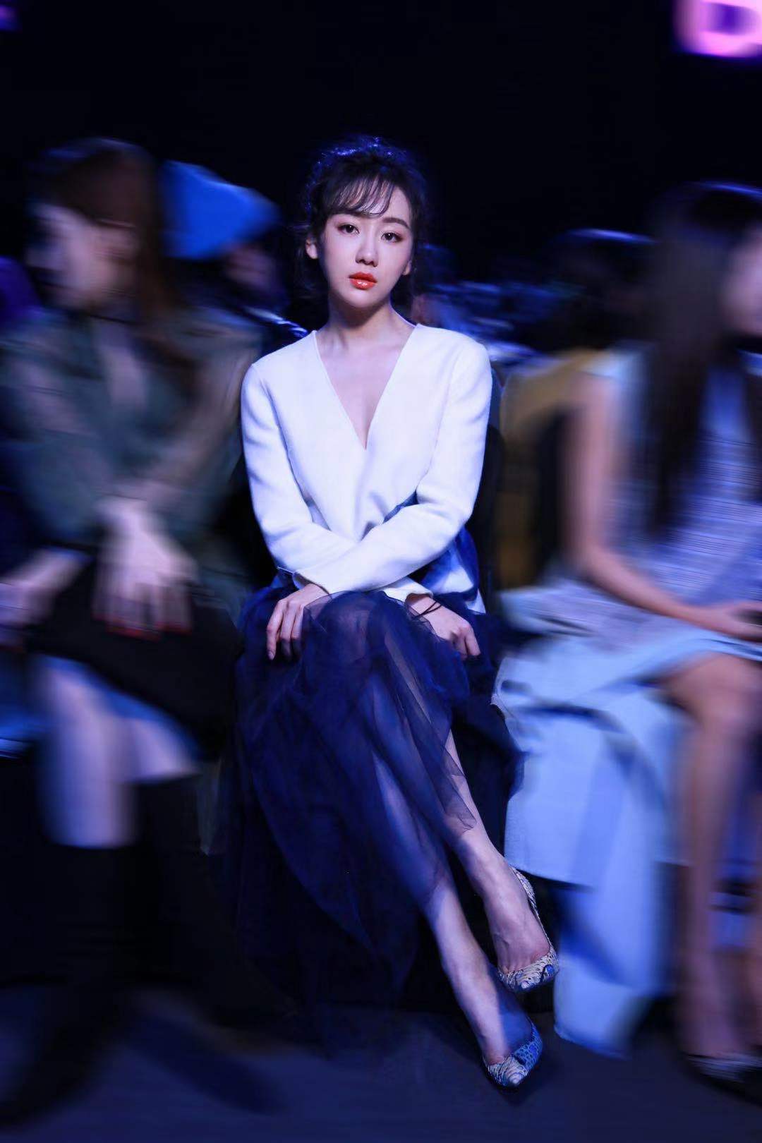 夏恩受邀中国国际时装周轻纱长裙难掩俏皮