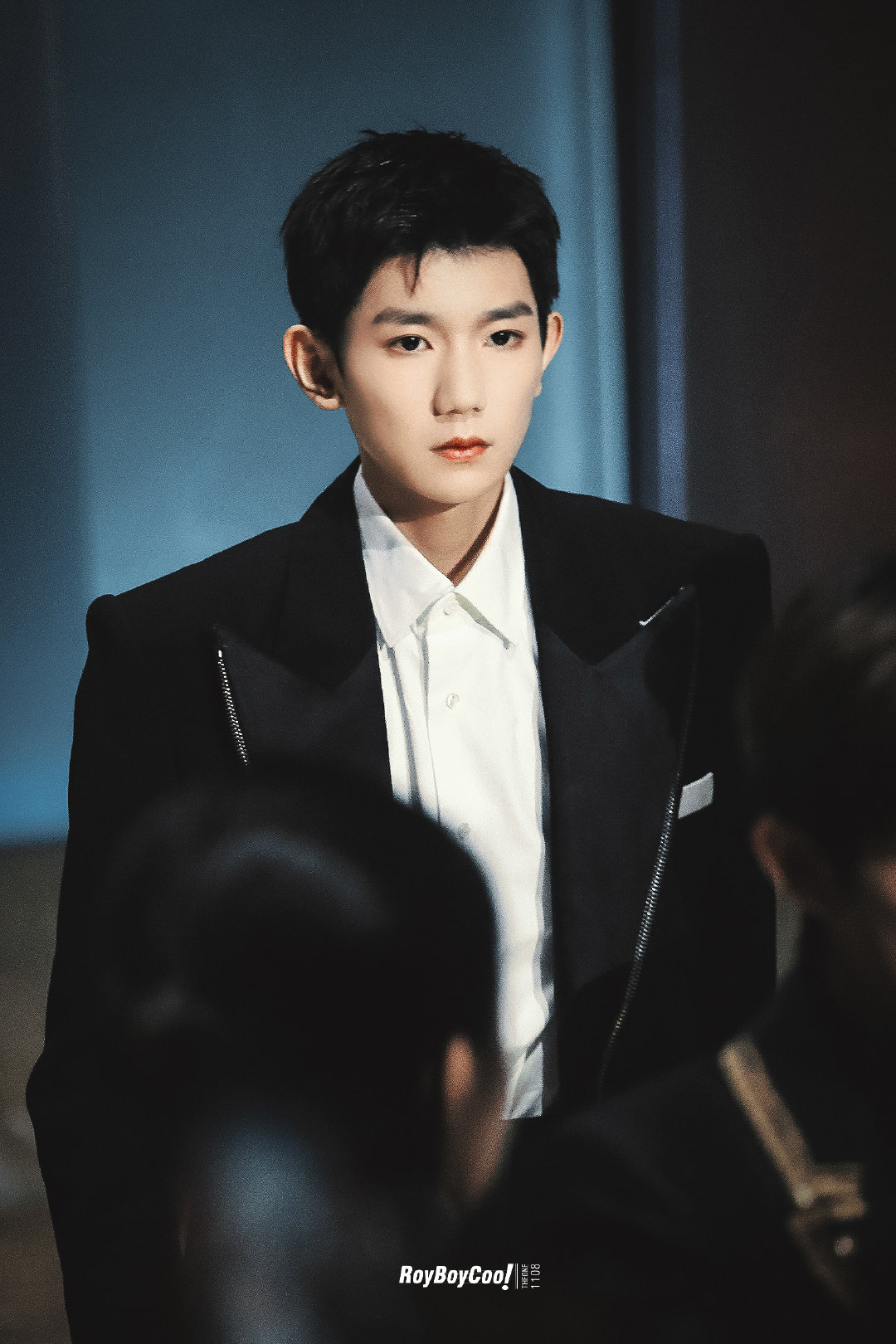 王源直角肩 昨晚黑色竖条纹西装超帅直角肩 侧颜杀,身姿气质超a