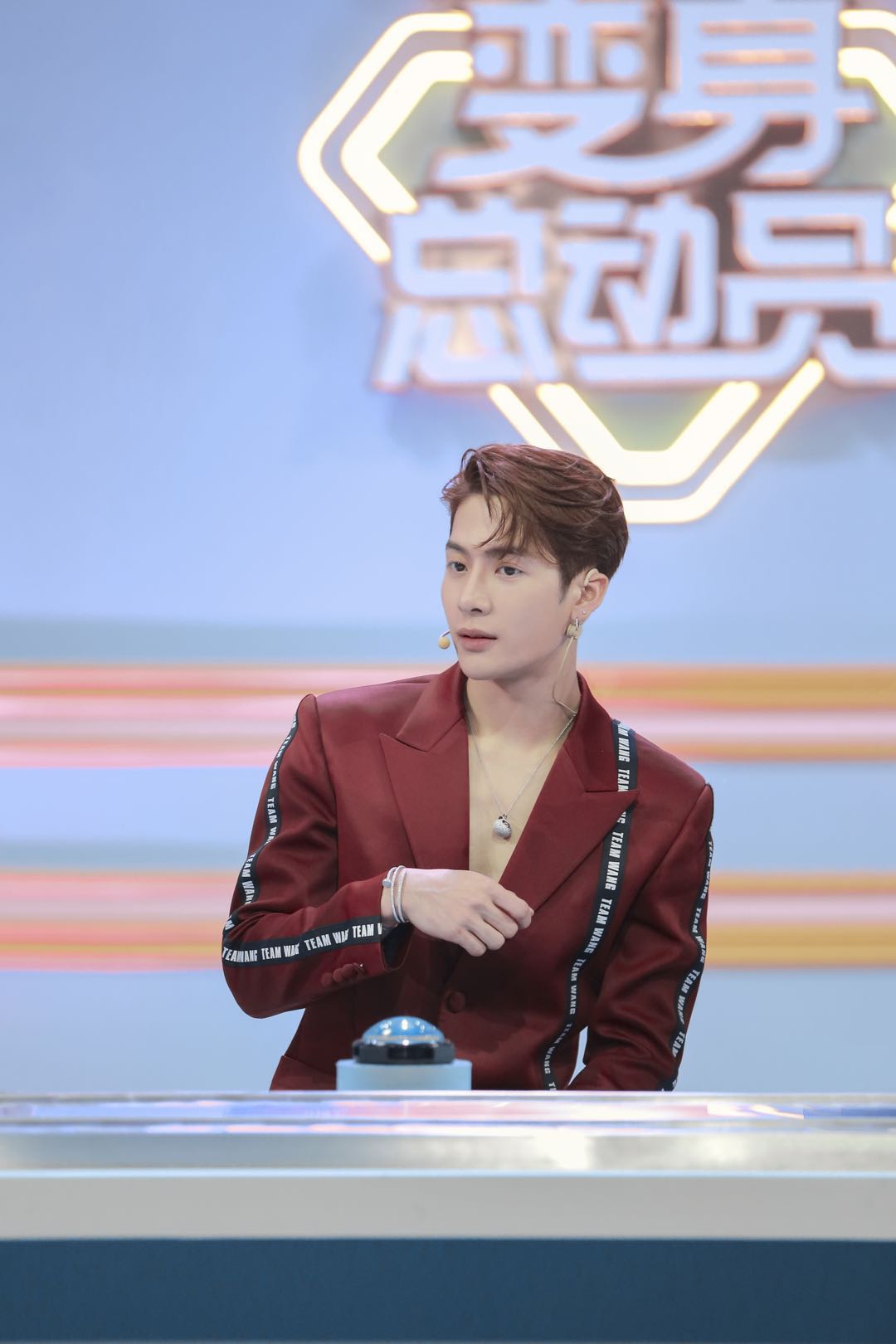 王嘉尔这身车厘子红深v西装,太撩了叭