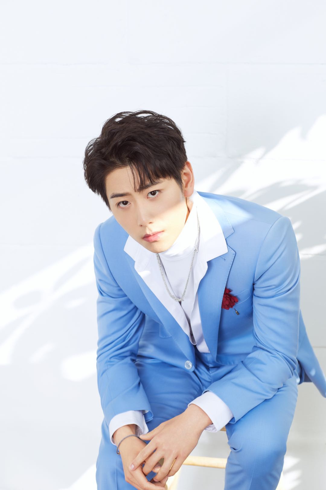 崔雨鑫帅气亮相融屏传播优选盛典活力开唱引爆全场