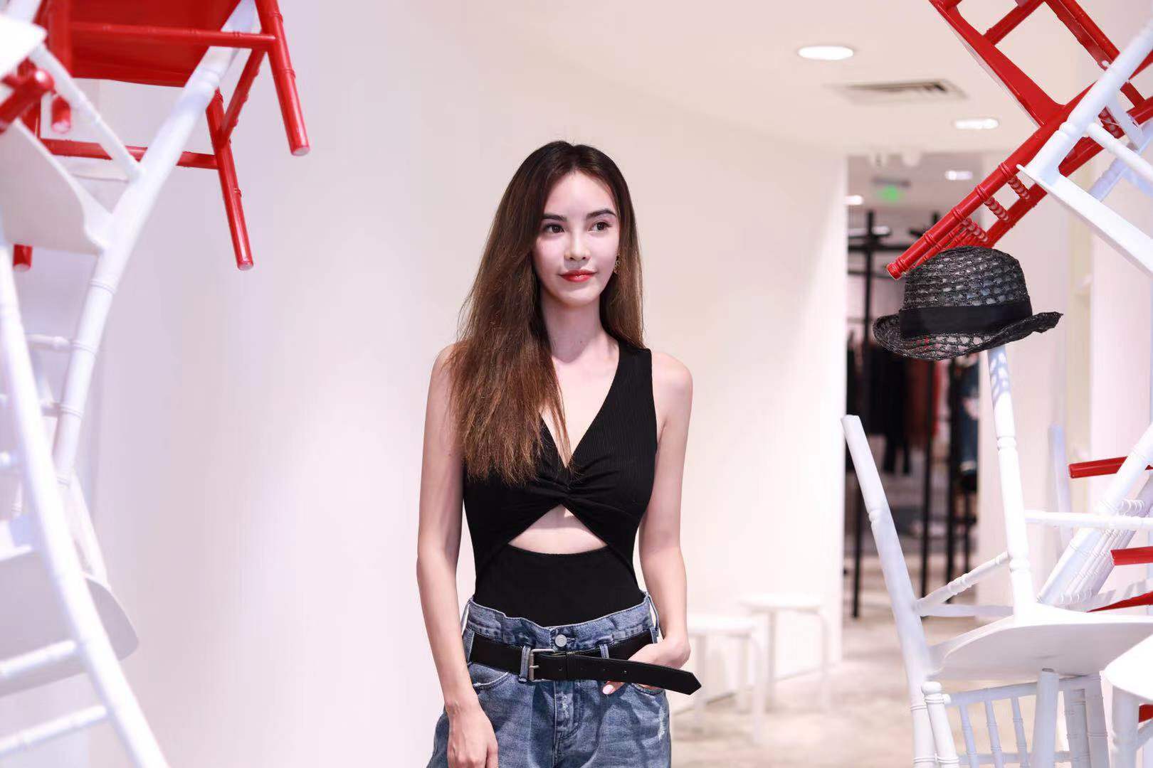 李方丁亮相asics品牌活动率真纯粹释放开心能量