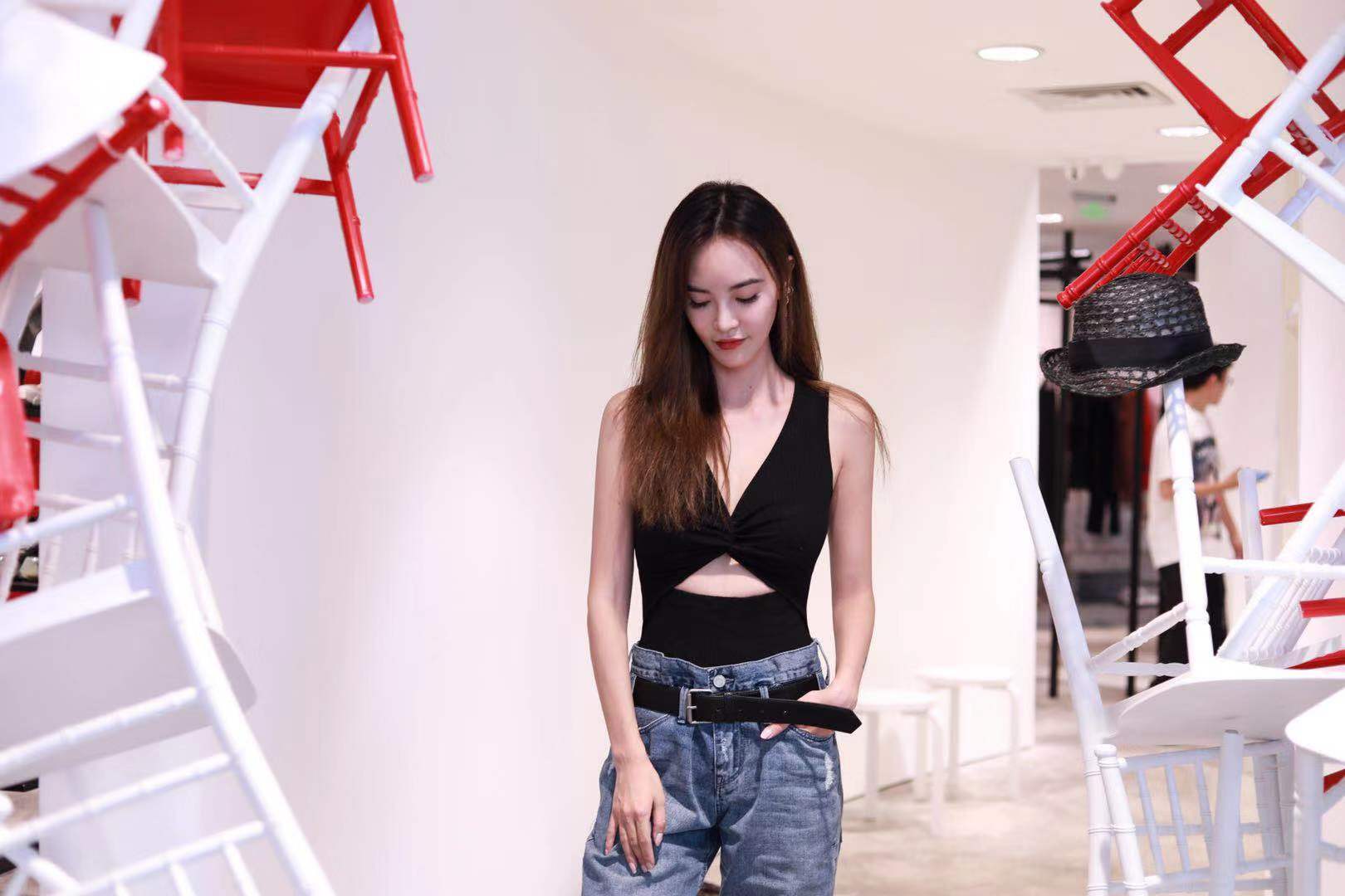 李方丁亮相asics品牌活动率真纯粹释放开心能量