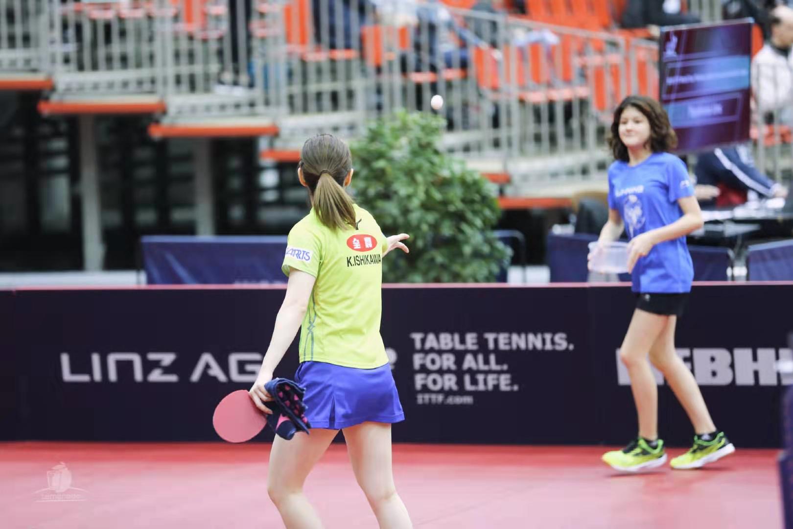 石川佳纯裙装无惧走光,大白腿太吸睛,臀部竟勾勒出底裤轮廓!