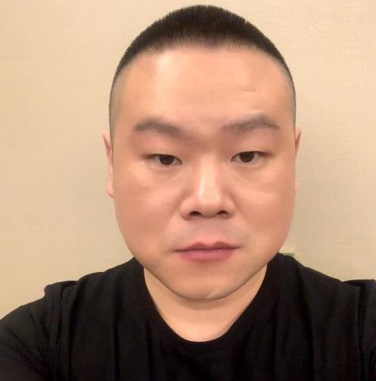 过年回家都在晒村花村草,岳云鹏也没闲着,自拍秒变油腻大叔!