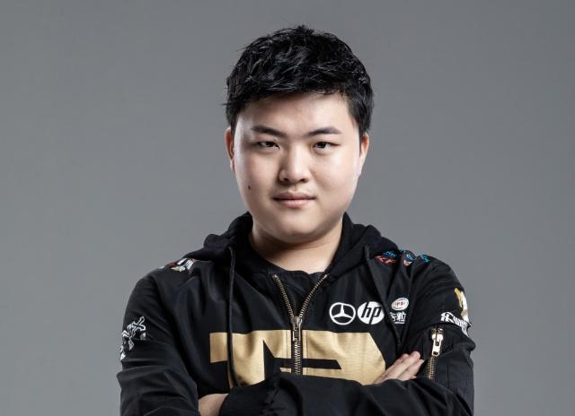 letme最帅气在经历了s8赛季的"大起大落"之后,uzi终于迎来了自己的第