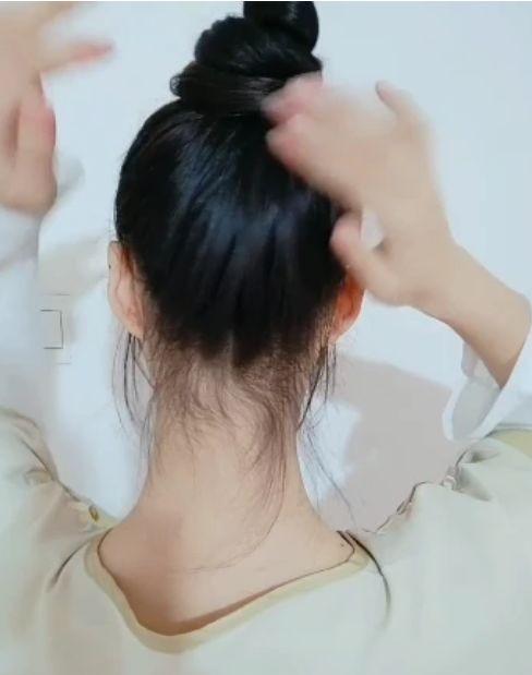 还在梳极简汉服发型?几个步骤学会“单螺髻”,变身气质大家闺秀|海螺|螺髻|发型_新浪新闻