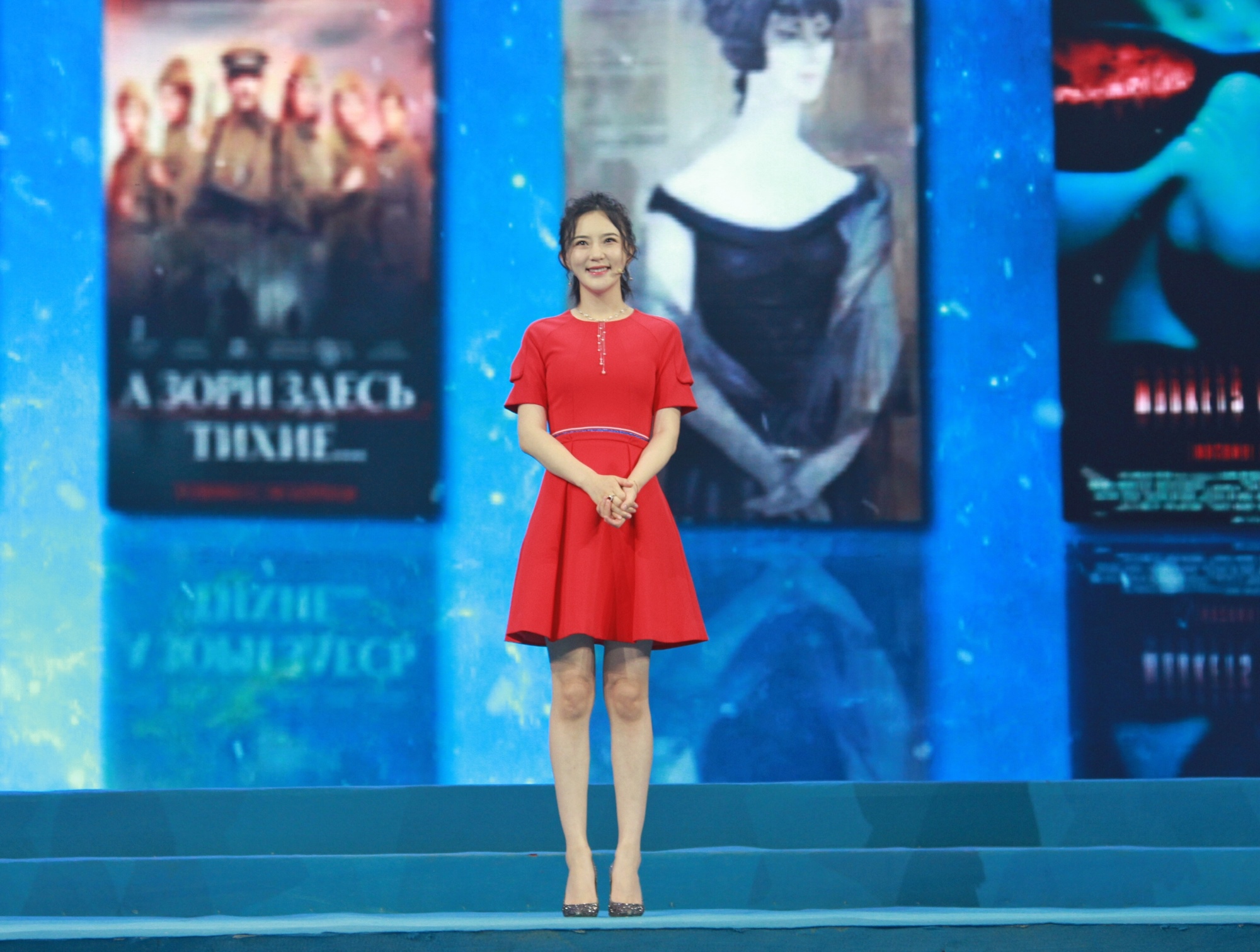 王子子嘉宾主持《佳片有约》 知性优雅显魅力