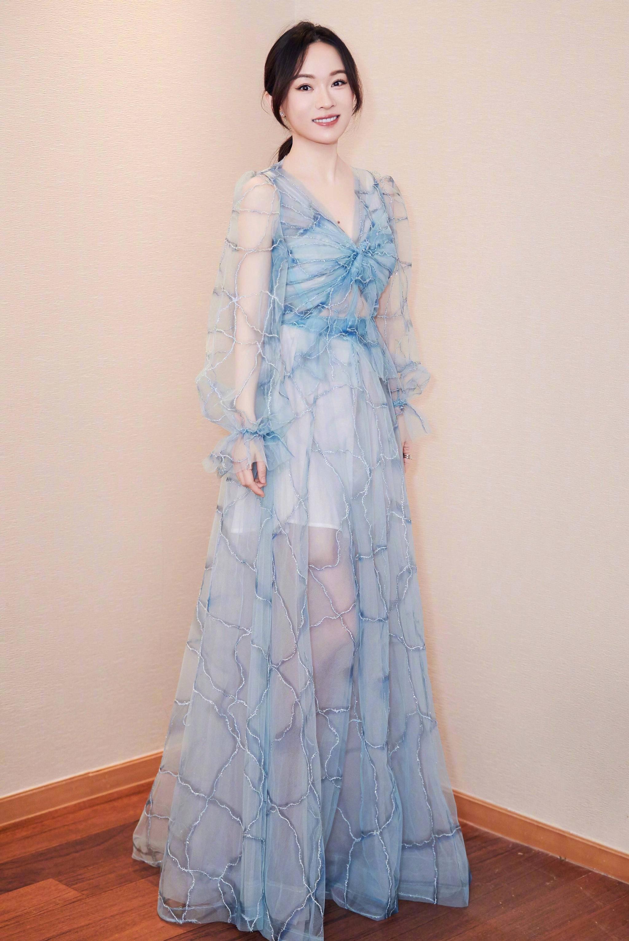 霍思燕一袭浅淡湖蓝色连衣裙,清新淡雅俏丽动人