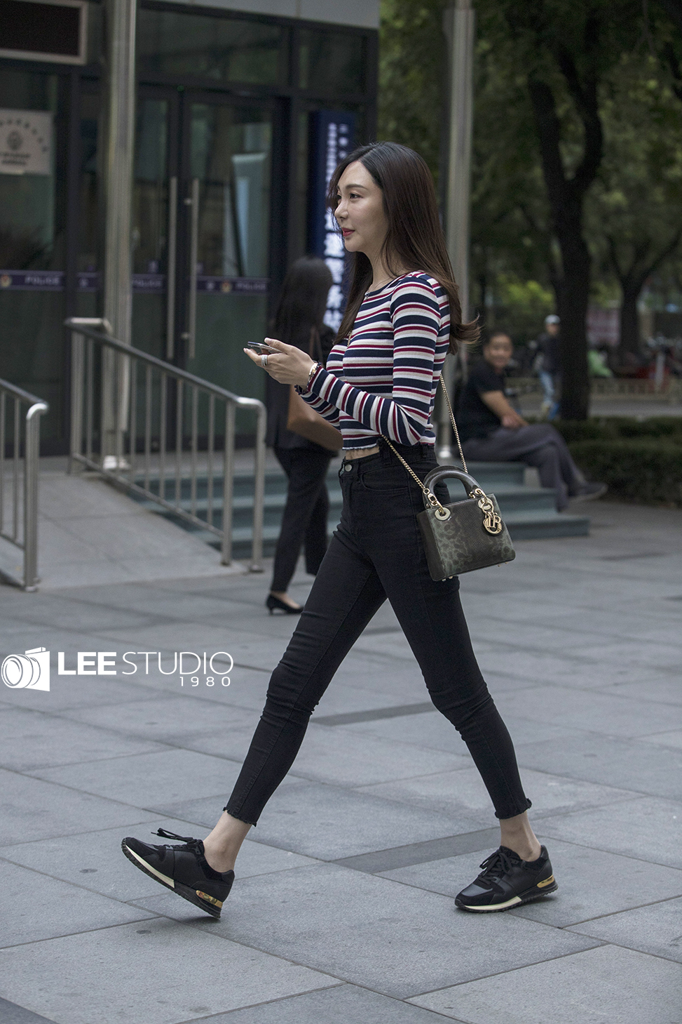 街拍;紧身黑裤子会更显瘦吗/这样搭配上衣让你变身穿搭达人