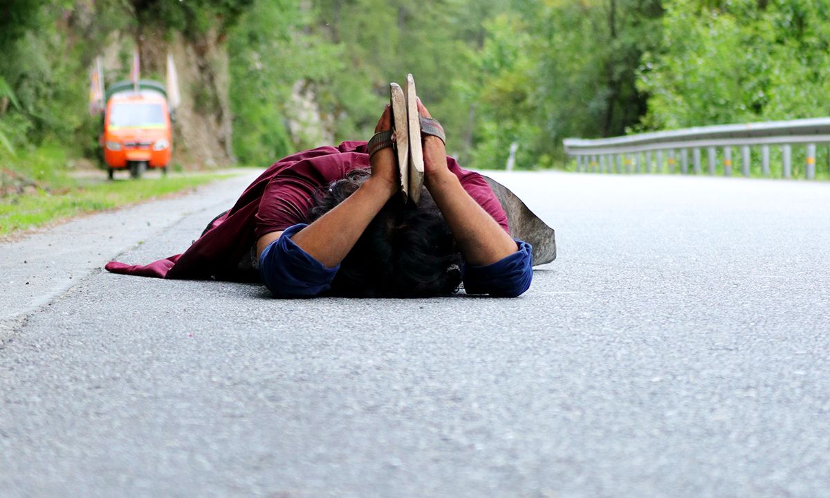 磕长头1500多公里朝拜大昭寺,每天磕5000个,四川青年为信仰而拼