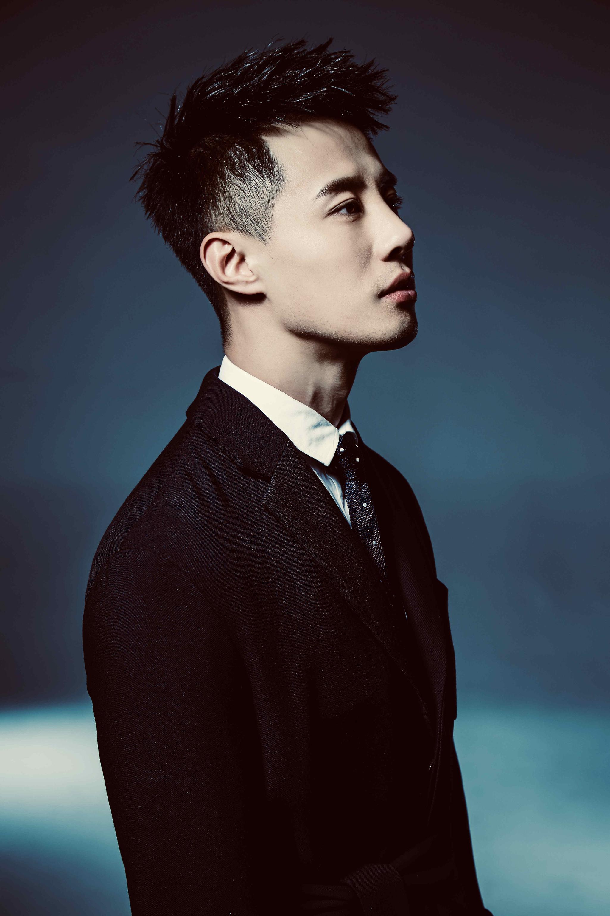 演员郭政池冬日写真来袭 硬朗帅气 洒脱不羁