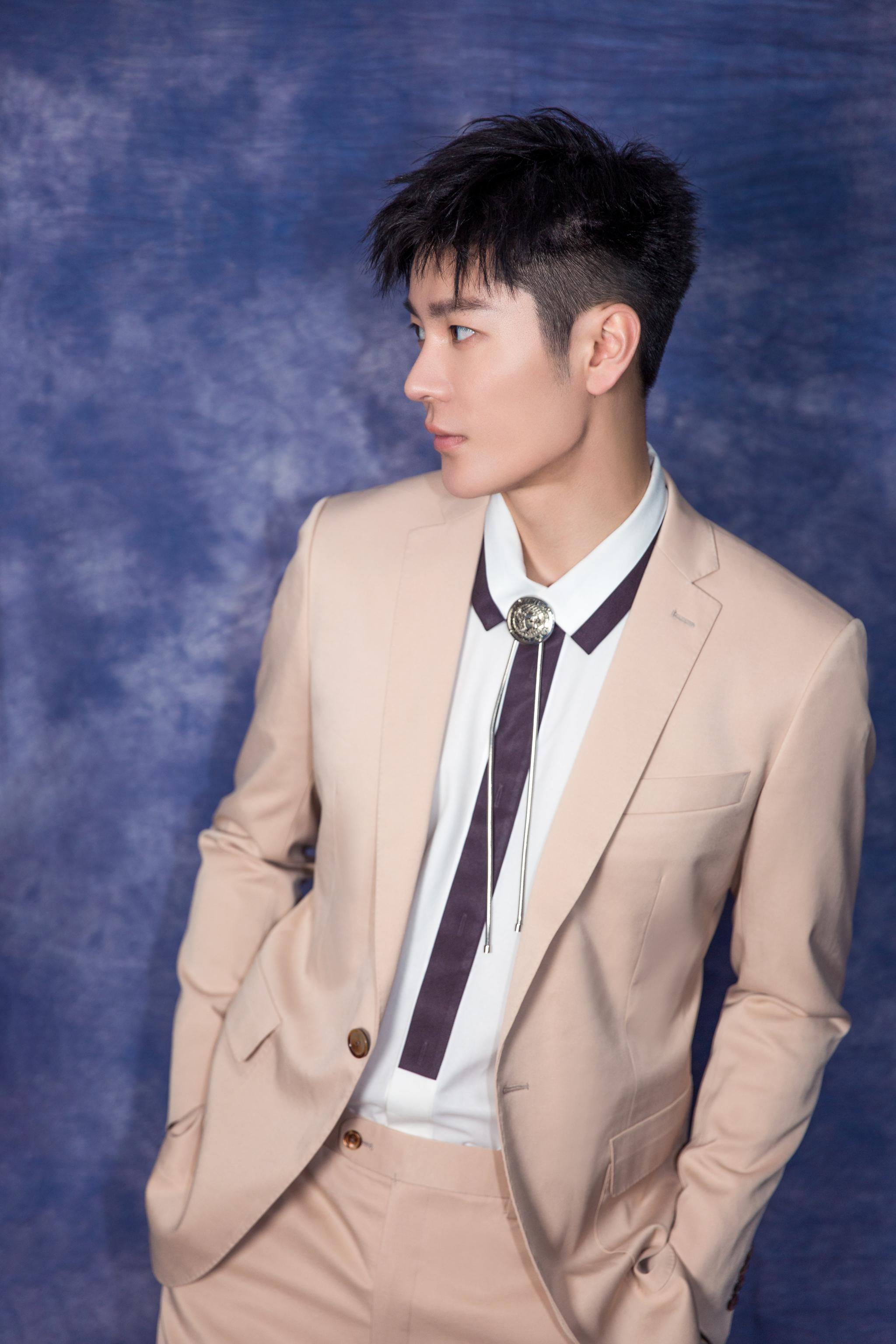 王嘉携手李玉为文牧野颁奖 青年演员实力备受前辈肯定