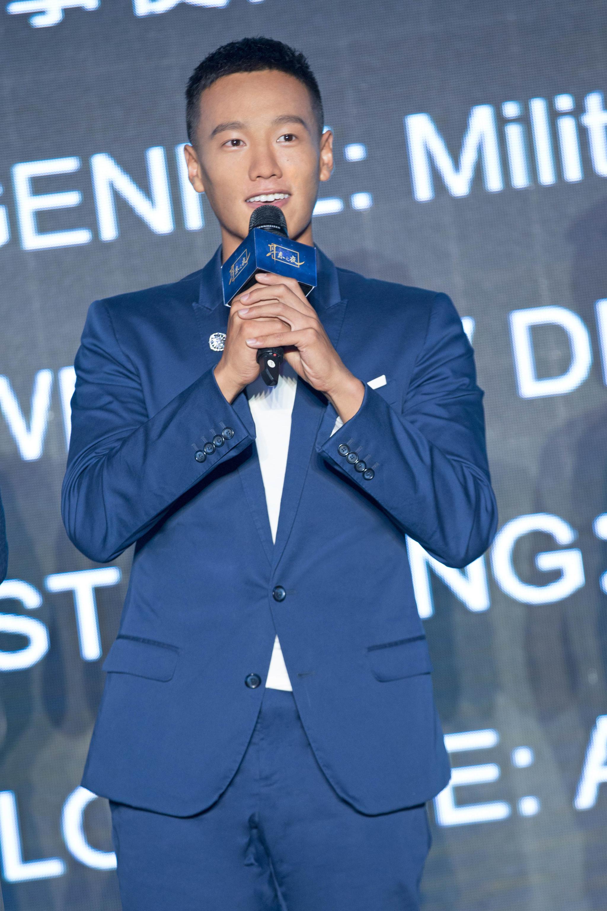 演员翟宇佳携电影《八秒半英雄》现身上影节 酷帅造型获赞无数