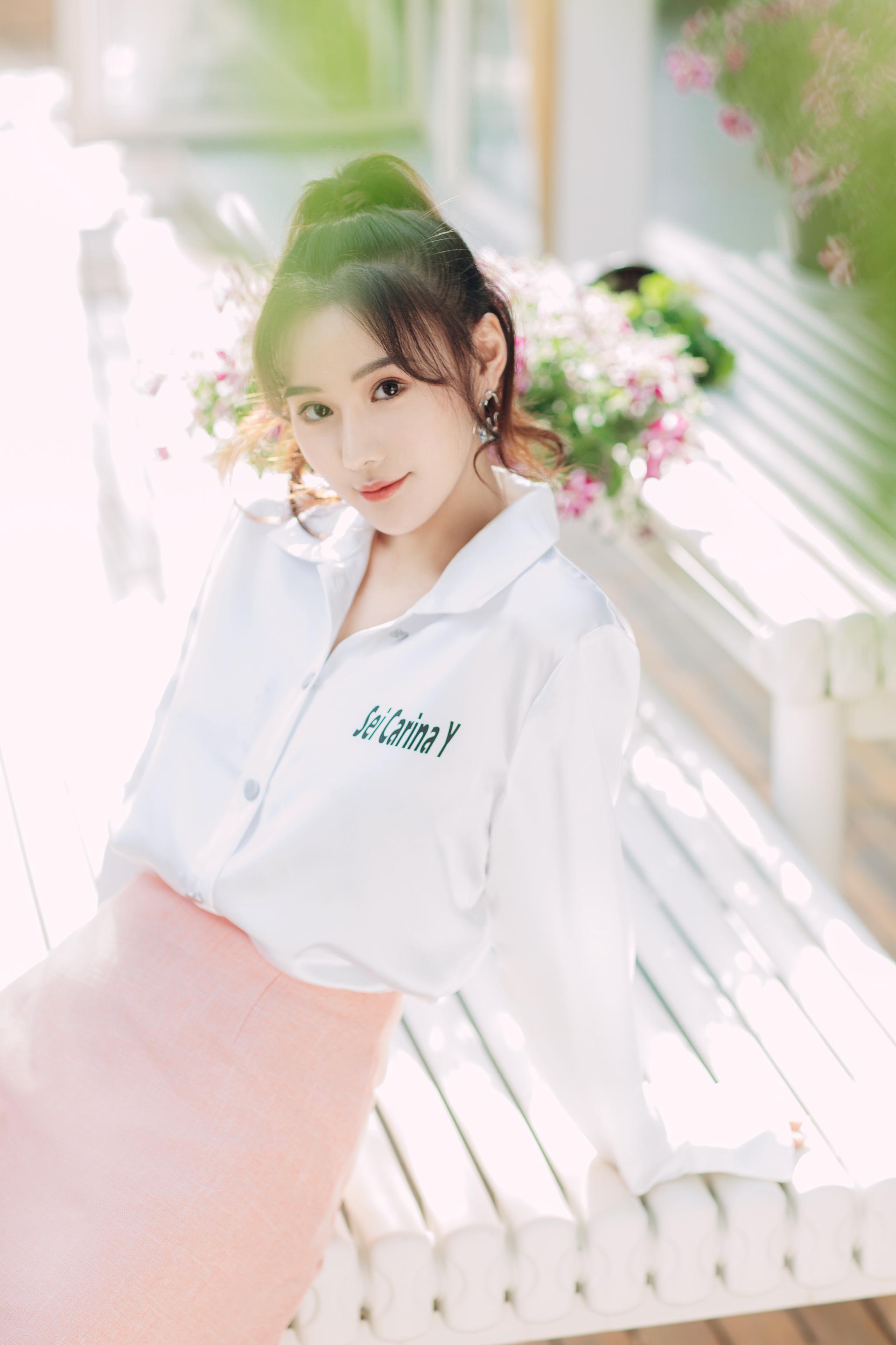 潘一祎秋日最新写真上线 简单温暖如午后阳光|写真