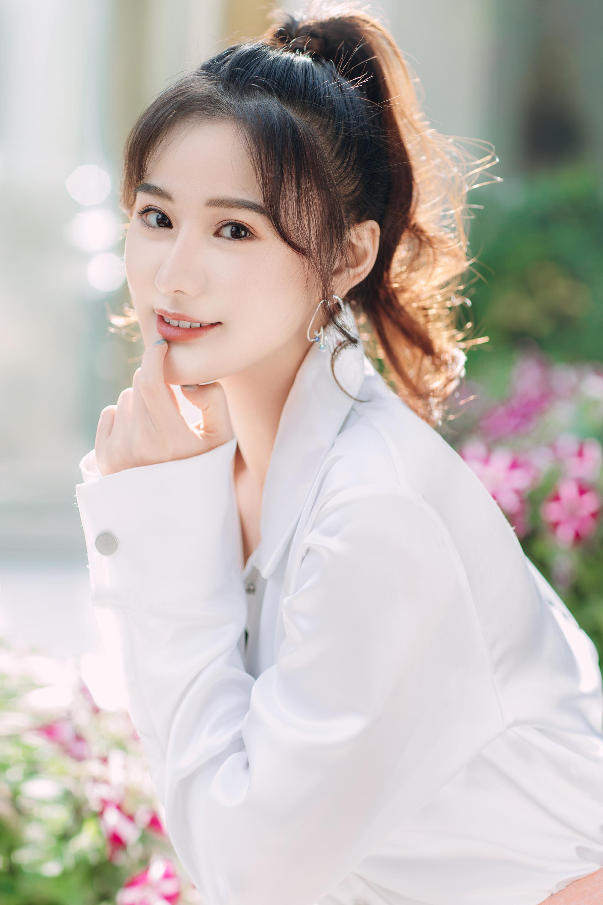 潘一祎秋日最新写真上线 简单温暖如午后阳光|写真