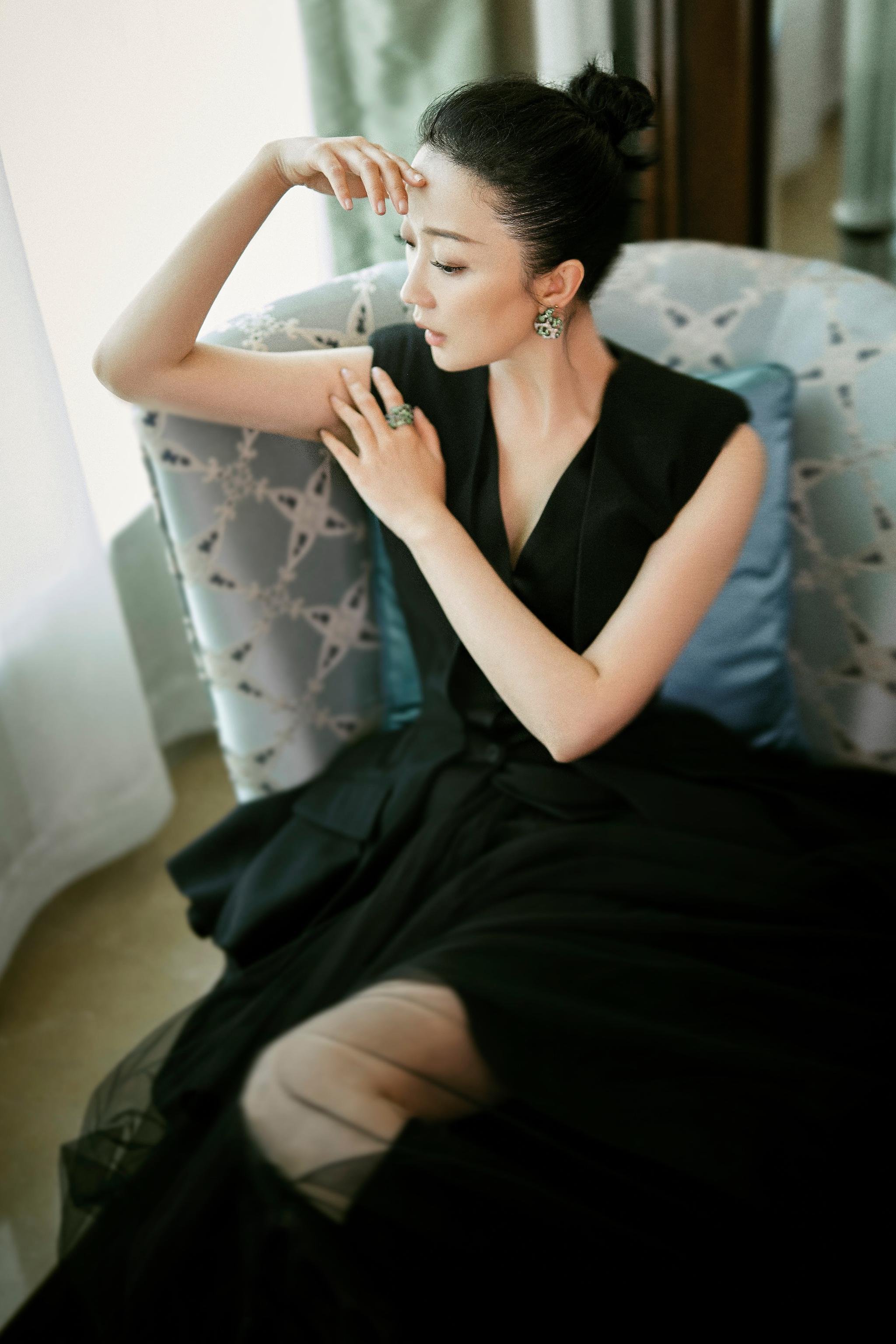 张瑶现身金鸡百花电影节闭幕式 黑色深v长裙尽显优雅魅力