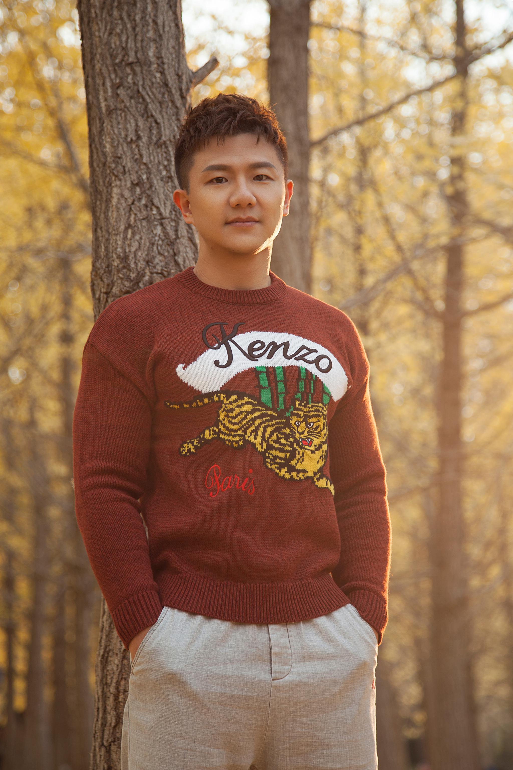 "吊环王子"变身"丛林王子" 陈一冰秋日写真有点冷