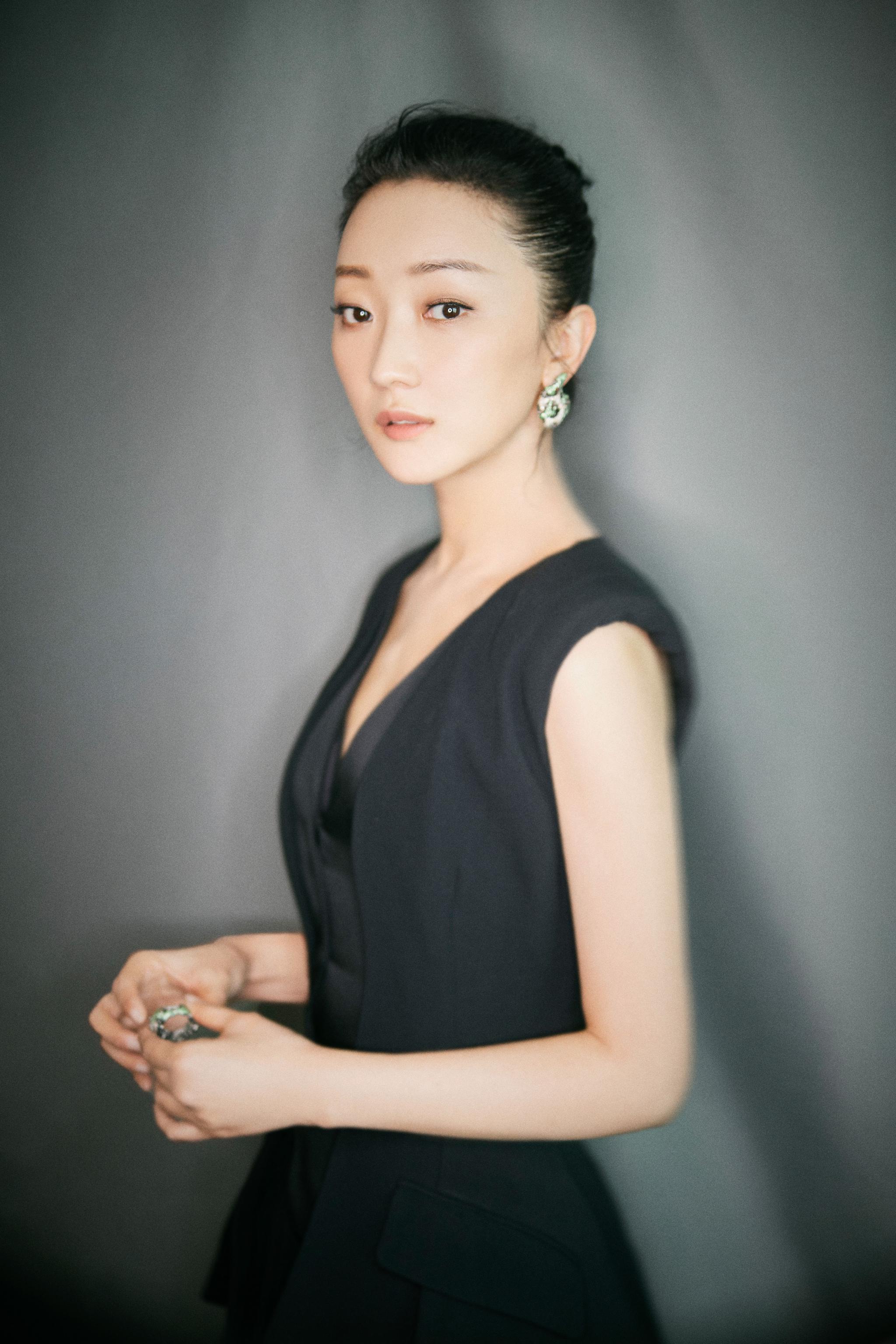 张瑶现身金鸡百花电影节闭幕式 黑色深v长裙尽显优雅魅力